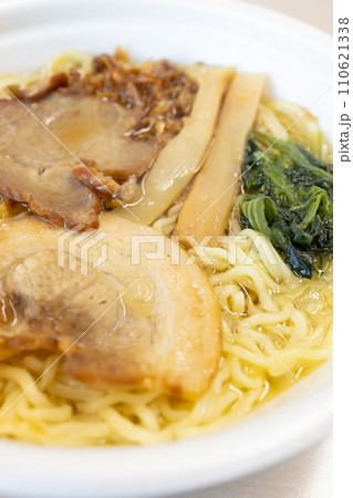 美味しいカップラーメンのチャーシュー塩ラーメン 110621338