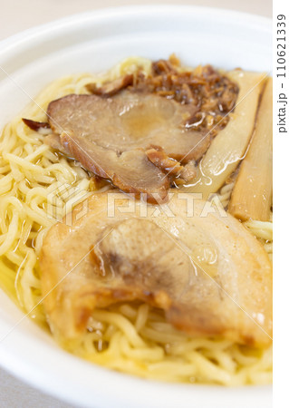 美味しいカップラーメンのチャーシュー塩ラーメン 110621339