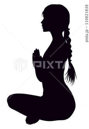 ヨガの「合掌ポーズ」をする女性シルエット_横から 110621636