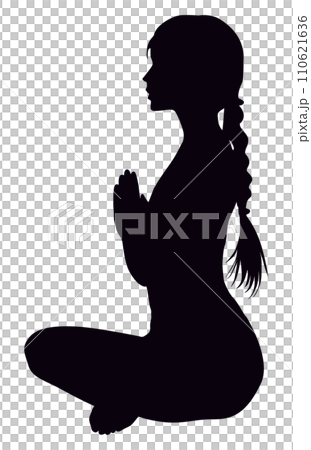 ヨガの「合掌ポーズ」をする女性シルエット_横から 110621636