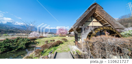 「山梨県」快晴の空と水車の里公園の桜咲く風景 「山梨県」快晴の空と水車の里公園の桜咲く風景 110621727