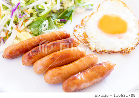 美味しい目玉焼と野菜サラダ、ソーセージの朝食 110621789