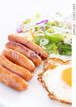 美味しい目玉焼と野菜サラダ、ソーセージの朝食 110621805