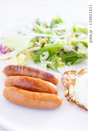 美味しい目玉焼と野菜サラダ、ソーセージの朝食 美味しい目玉焼と野菜サラダ、ソーセージの朝食 110621811