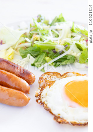 美味しい目玉焼と野菜サラダ、ソーセージの朝食 110621814