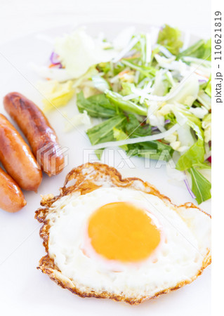 美味しい目玉焼と野菜サラダ、ソーセージの朝食 110621819