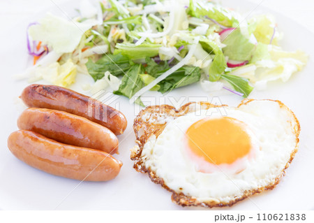 美味しい目玉焼と野菜サラダ、ソーセージの朝食 110621838