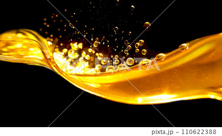 リッチなゴールドのバブルと流れる液体 「AI生成画像」 リッチなゴールドのバブルと流れる液体 「AI生成画像」 110622388