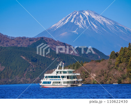 (神奈川県)芦ノ湖の遊覧船と富士山 (神奈川県)芦ノ湖の遊覧船と富士山 110622430