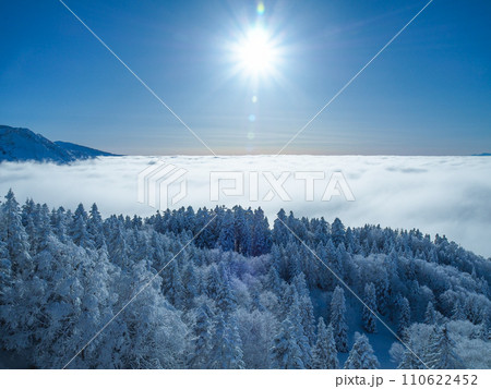 新穂高ロープウェイ西穂高口より眺める北アルプスの絶景 110622452