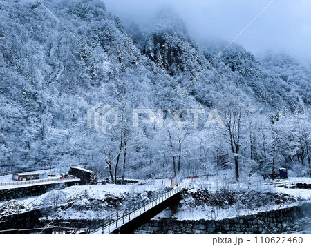 新穂高ロープウェイ西穂高口より眺める北アルプスの絶景 110622460