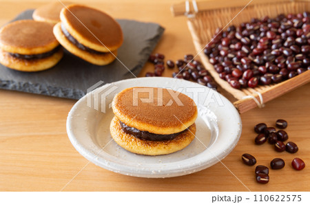 ミニどら焼きと小豆　和菓子　おやつ　甘味　小豆餡　お菓子　一口サイズ　粒あんどら焼き　ミニサイズ 110622575