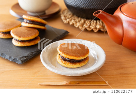 ミニどら焼きと茶器　和菓子　おやつ　甘味　小豆餡　お菓子　一口サイズ　粒あんどら焼き　ミニサイズ 110622577