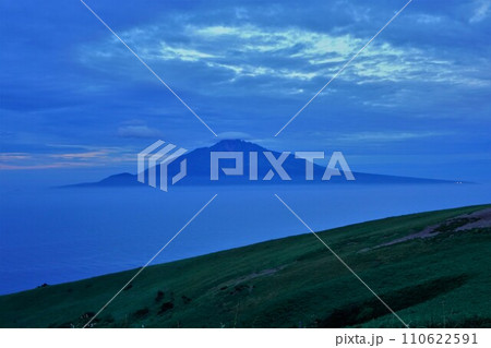 礼文島の桃岩展望台からの利尻島 礼文島の桃岩展望台からの利尻島 110622591