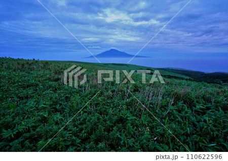 礼文島の桃岩展望台からの利尻島 110622596