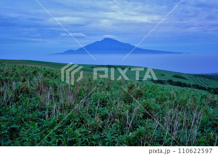 礼文島の桃岩展望台からの利尻島 110622597