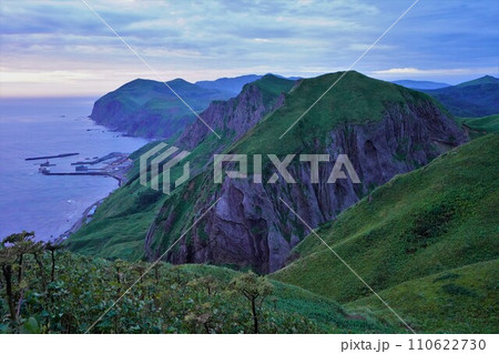 礼文島の桃岩展望台からの桃岩と西海岸 礼文島の桃岩展望台からの桃岩と西海岸 110622730