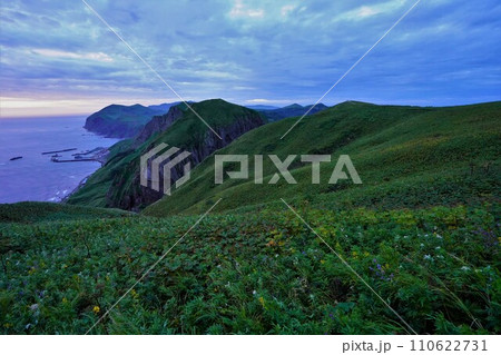 礼文島の桃岩展望台からの桃岩と西海岸 礼文島の桃岩展望台からの桃岩と西海岸 110622731