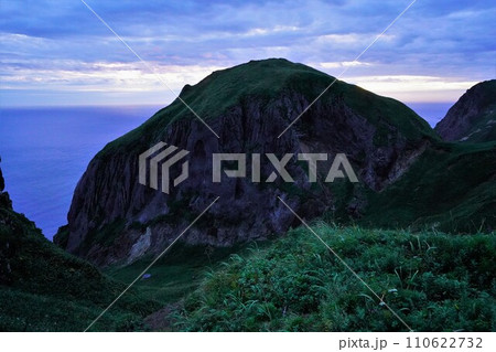 礼文島の桃岩展望台からの桃岩 礼文島の桃岩展望台からの桃岩 110622732