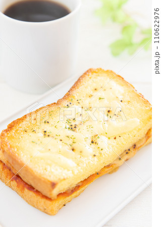 美味しいクロックムッシュとコーヒーのモーニング 美味しいクロックムッシュとコーヒーのモーニング 110622976