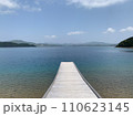 海に浮かぶ桟橋 110623145