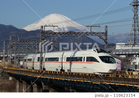 富士山バックの小田急50000形電車 110623154