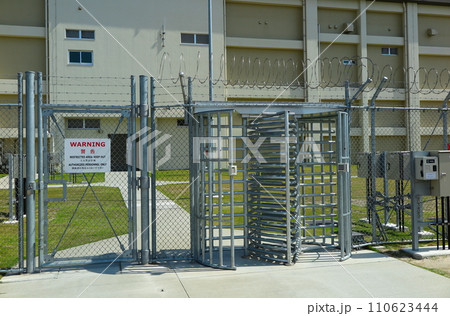 在日アメリカ海兵隊岩国基地の公開イベント:規制区域の厳重な出入り口 在日アメリカ海兵隊岩国基地の公開イベント:規制区域の厳重な出入り口 110623444