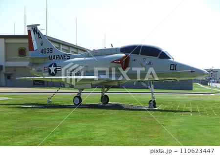 在日アメリカ海兵隊岩国基地の公開イベント：ゲートガードの実機記念碑（OA-4M) 110623447