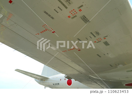 在日アメリカ海兵隊岩国基地の公開イベント：海上自衛隊のP-3C、主翼の裏側 110623453
