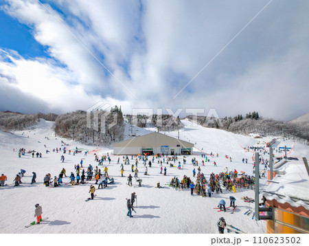 新潟県南魚沼郡湯沢町にあるスキー場のゲレンデ 110623502
