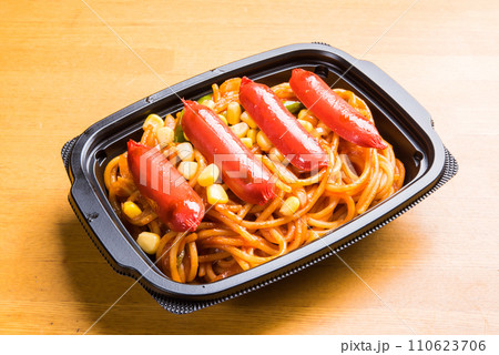 パックに入ったテイクアウトのナポリタンスパゲッティ 110623706