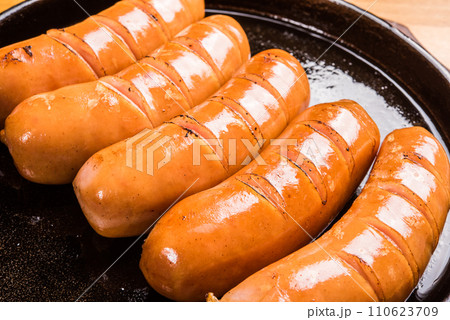 鉄板でグリルされるフランクフルトソーセージ 110623709