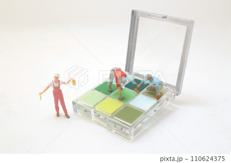 the eyeshadows in plastic box isolated with paint figure the eyeshadows in plastic box isolated with paint figure 110624375