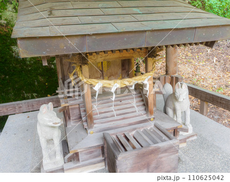 小さな稲荷神社を見つけた 110625042