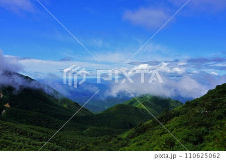 斜里岳を構成する山脈と青空 110625062