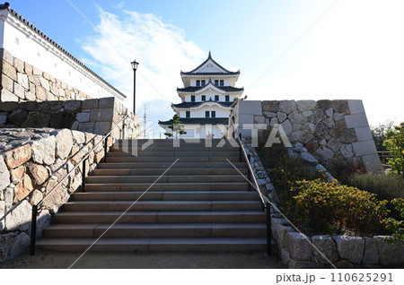 尼崎城址公園の復元天守と階段 110625291