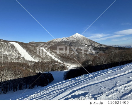 2024年1月の福島県のネコママウンテンの南エリアのコース上から見た磐梯山 110625409