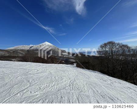 2024年1月の福島県のネコママウンテンの南エリアから見た磐梯山 2024年1月の福島県のネコママウンテンの南エリアから見た磐梯山 110625460