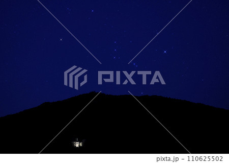 星空を見上げる先にオリオン座光る 星空を見上げる先にオリオン座光る 110625502
