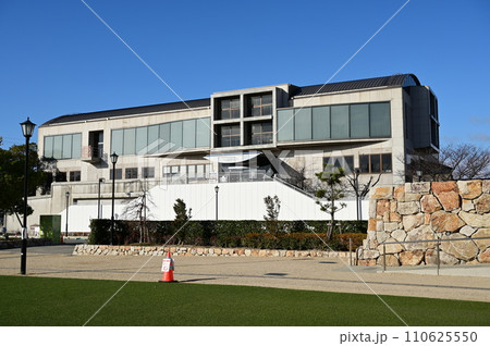 尼崎市中央図書館 110625550