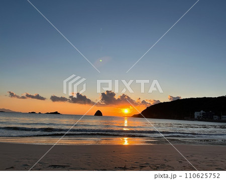 海に沈む夕日 海に沈む夕日 110625752