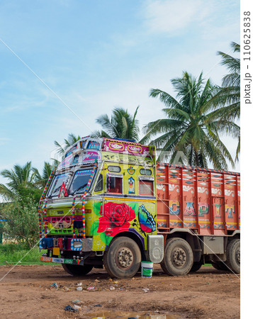 インド_カラフルな装飾を施したトラックの風景 110625838