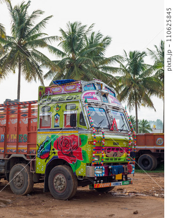 インド_カラフルな装飾を施したトラックの風景 110625845