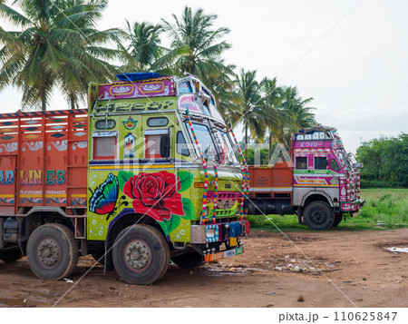 インド_カラフルな装飾を施したトラックの風景 110625847