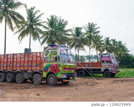 インド_カラフルな装飾を施したトラックの風景 110625849