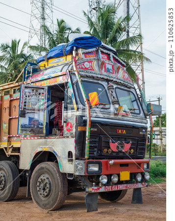 インド_カラフルな装飾を施したトラックの風景 110625853
