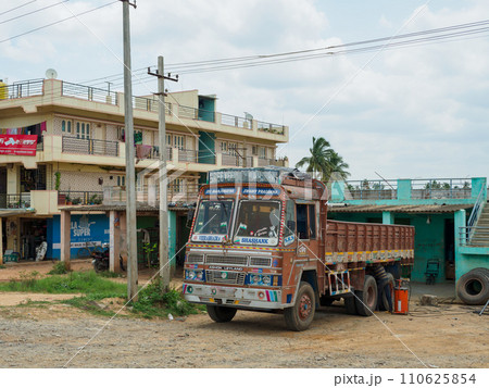 インド_カラフルな装飾を施したトラックの風景 110625854