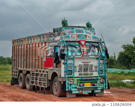 インド_カラフルな装飾を施したトラックの風景 110626004
