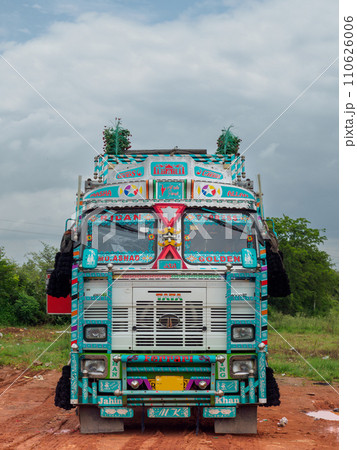 インド_カラフルな装飾を施したトラックの風景 110626006