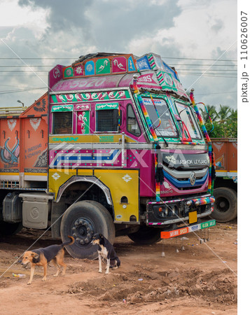 インド_カラフルな装飾を施したトラックの風景 110626007